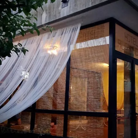 Room In Bb - Hotel Villa Alexandra Only 30 Meters From The Sea בית הארחה